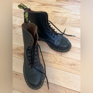 20% OFF 2+ BUNDLES! Dr. Martens Men’s Lace Up Boots. Black. Size 5.